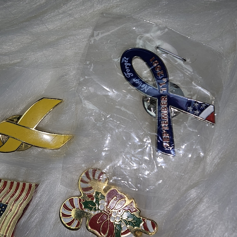 Assorted Brooch Pin Set - Picture 3 of 3